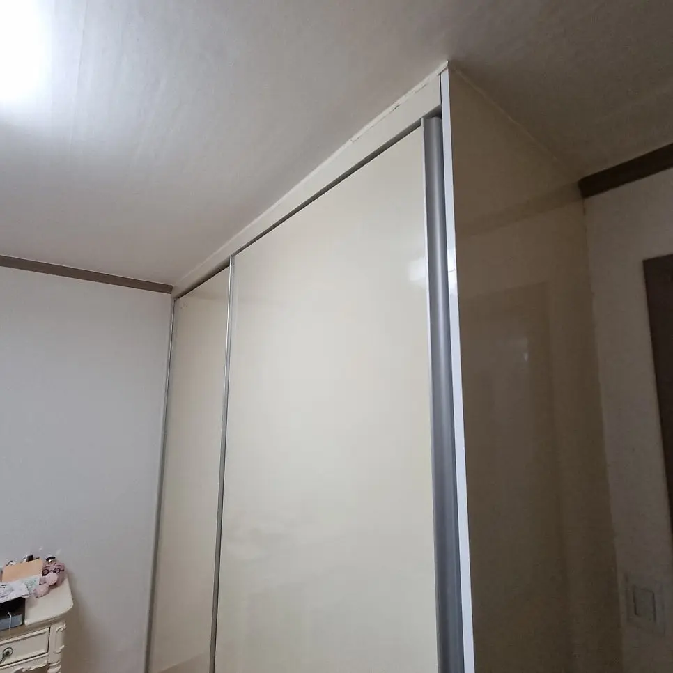방 모서리를 따라 짜 넣은 코너 붙박이장