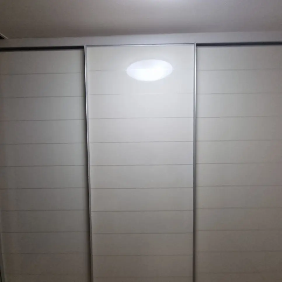 안 열리던 문을 고쳐 놓은 흰 슬라이딩 붙박이장