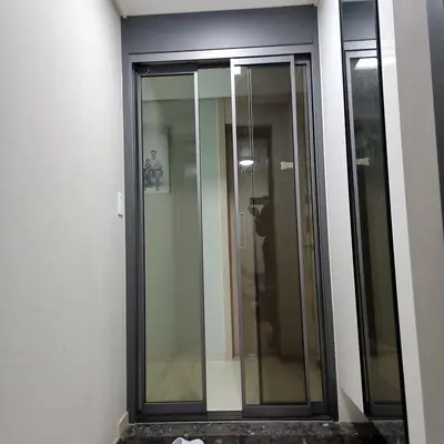 문 수리 시공 현장